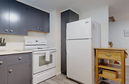 Southern Coast Apartment | Anchor Down Beach Cottage A|Pet Friendly| Bayley Vacation Renrtals