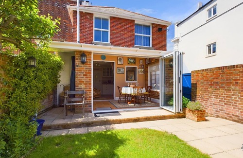 Ryde Ski Chalet | Anchor Down close to the beach cafes and restaurants