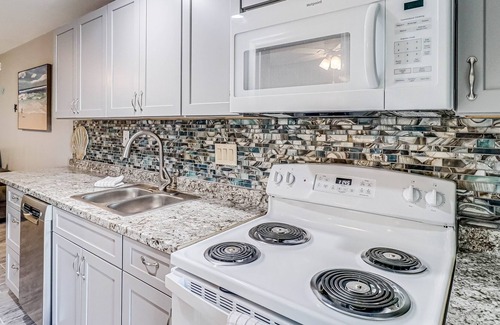Corpus Christi Condo | Anchor Resort 122 | Condo with in/outdoor pools, dock, beach access, BBQ area