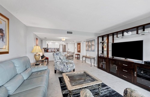 Siesta Key Condo | Anchorage Resort 8th floor condo in Siesta Key with private beach access, pool, boat dock!