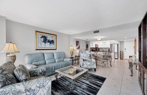Siesta Key Condo | Anchorage Resort 8th floor condo in Siesta Key with private beach access, pool, boat dock!