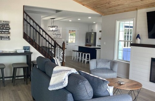 Dadeville House | Anchors Away-nEnjoy our 3bedroom/3bath home on the lake!