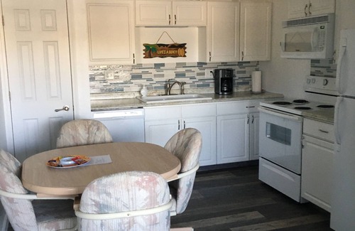 Lake Ozark Condo | ANCHOR’S DOWN CONDO-SMALL COMPLEX LAKE VIEW NEXT TO BAGNELL STRIP