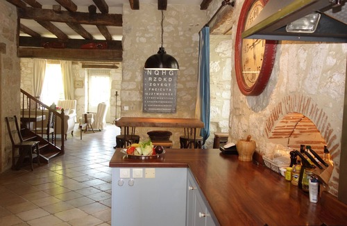Issigeac Villa | Ancient, fully restored, 13th century medieval village house with garden & patio