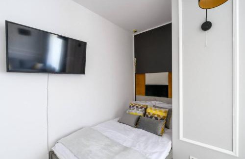 Muranow Apartment | Andersa 10 by Homeprime