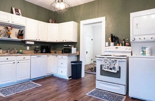 Manhattan House | Anderson Cottage: comfy 3 bedroom near stadium, winery, airport, & golf course!