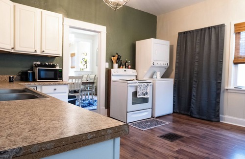 Manhattan House | Anderson Cottage: comfy 3 bedroom near stadium, winery, airport, & golf course!