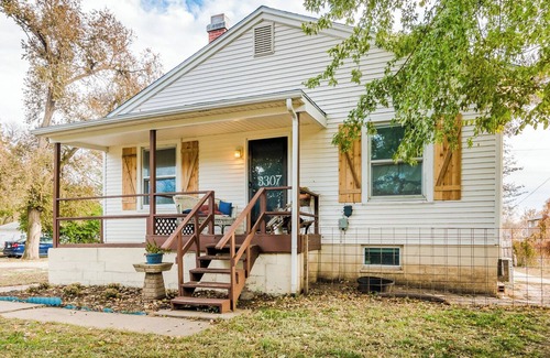 Manhattan House | Anderson Cottage: comfy 3 bedroom near stadium, winery, airport, & golf course!