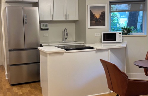 Andersonville Apartment | Andersonville 2BR Garden Apt, Parking + Steps to Transit & Shops