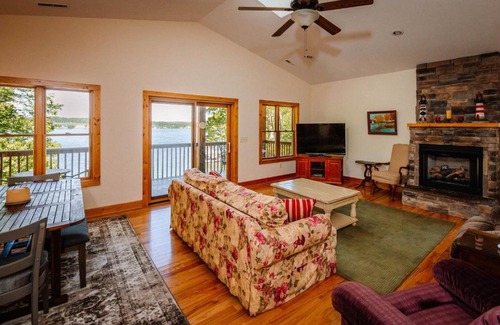 Ingles House | Andrew's Lake House