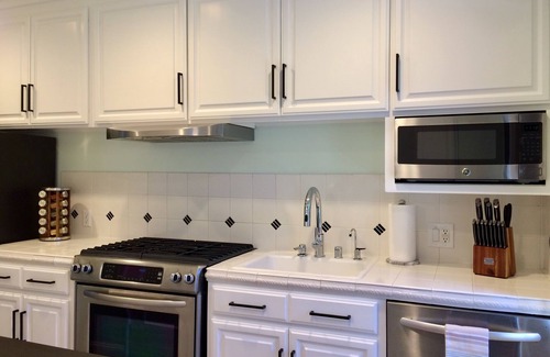 North Central House | ANDULORE COTTAGE - Near Burlingame Ave - Remodeled - Spacious Backyard Retreat