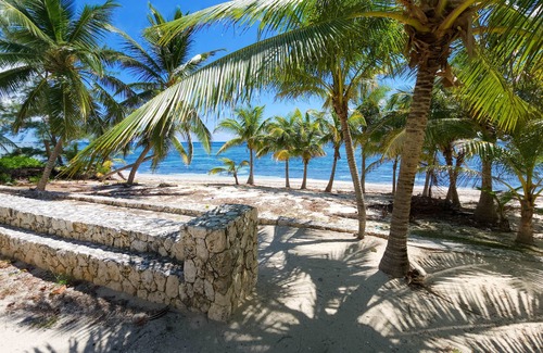 Bodden Town Apartment | Andy's Inn 3 Loft Studio - Quaint, tranquil loft studio suite with beach access