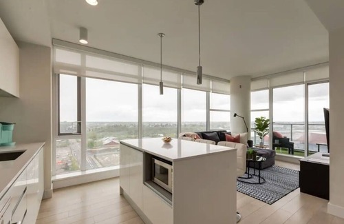 Victoria Park Apartment | Angelite Bnb: Modern 2 bdrm apt downtown w/Stampede views, FREE parking, WiFi
