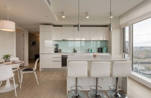 Victoria Park Apartment | Angelite Bnb: Modern 2 bdrm apt downtown w/Stampede views, FREE parking, WiFi