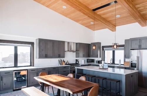 McAllister House | Angler's Landing - Lakehouse Retreat with Stunning Panoramic Views
