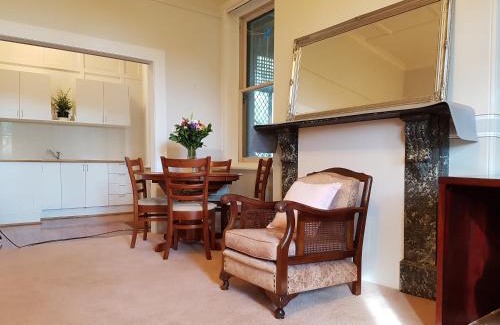 Forbes Apartment | Anglesey House Iconic Forbes CBD Heritage Home