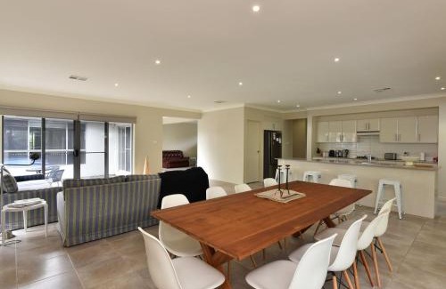 Pokolbin House | Angophora at The Vintage walk to Bimbadgen and Vintage Resort