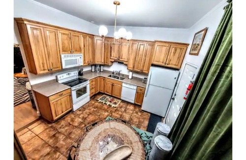 Downtown Salt Lake City Ski Chalet | Animal Chalet - Unbeatable Location - Quiet & Safe 30 Night Minimum