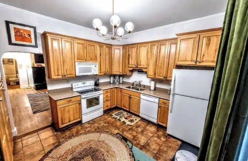 Downtown Salt Lake City Ski Chalet | Animal Chalet - Unbeatable Location - Quiet & Safe 30 Night Minimum