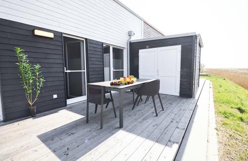 Tossens Apartment | Ankerhuus - enjoy nature on the dyke. Sauna. Fireplace. Terrace.