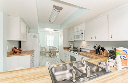 Bradenton Beach Condo | Anna Maria Island Beach View 208-Private Beach Access-Free WiFi-Heated Pool