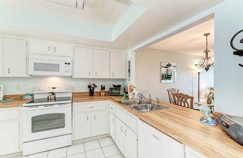 Bradenton Beach Condo | Anna Maria Island Beach View 208-Private Beach Access-Free WiFi-Heated Pool
