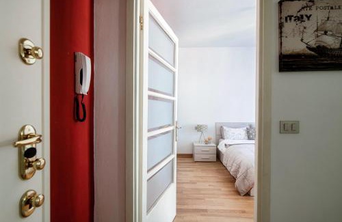 Como Apartment | [ANNA's HOME] super cozy flat, with a/c, high speed wifi, near the lake and public transport