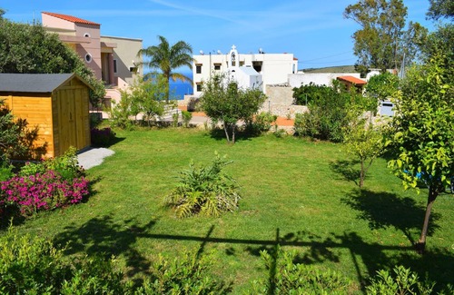 Megala Chorafia Villa | Anna's Unique Stone House with Jacuzzi and Garden