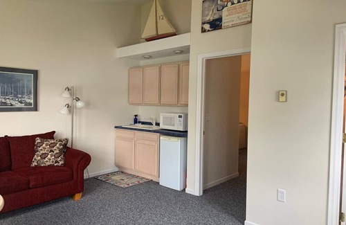 Red Cliff Apartment | Annex No. 1 DePerrys | On Lake Superior Shoreline
