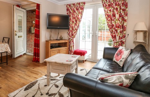 Hethel Cottage | ANNEXE, pet friendly, with a garden in Norwich
