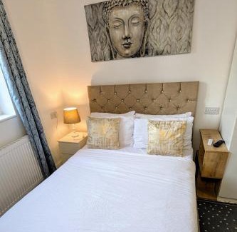 South Ruislip House | Annexe Studio private entrance, hallway and parking
