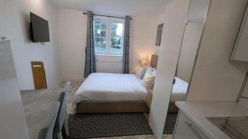 South Ruislip House | Annexe Studio private entrance, hallway and parking