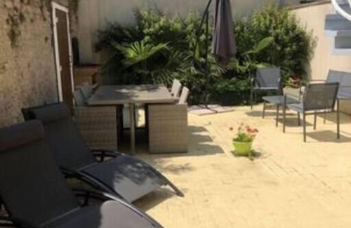 Ver-sur-Mer Apartment | Anselme, Duplex Avec Cour Commune ²proche mer