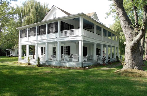 Fort Erie House | Antebellum Home up North - Enjoy this beautiful home!