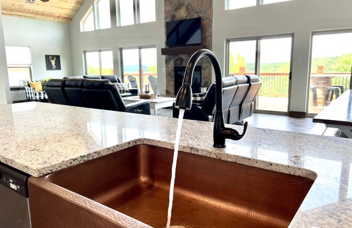 Lampe Cabin | Antelope Lodge ADA Lake View w/Pickleball Court!