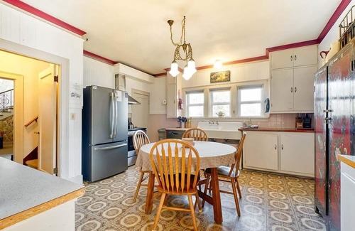 Seaview House | Antique, Pet Friendly, Theater, Hot Tub, Pool Table, Volleyball (Bloom)