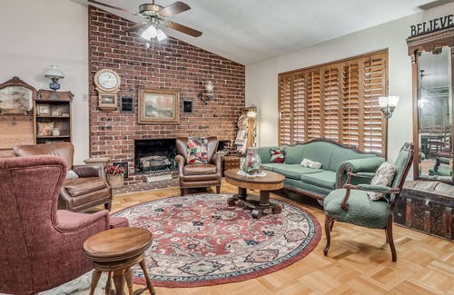 Midwest City House | Antique Retreat w/ Hot Tub - Step back in time and unwind / Sleeps 5+1