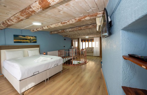 Talimhane House | Antique Terrace Room just 50 Mt away to Taksim square