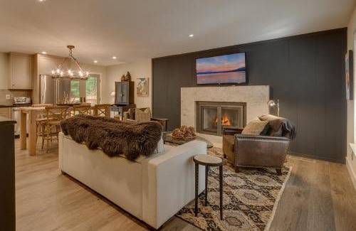 Sunnyside House | Antler House- Quiet, Charming Cabin w Cozy Fireplace, Close to Skiing