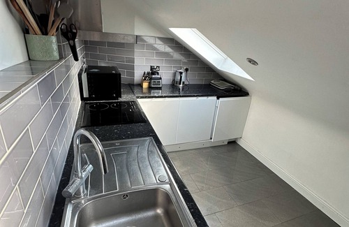 Lee Green Apartment | Antonio’s house. One bedroom apartment in London. 8-10mins walk to the station
