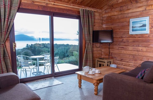Armadale Ski Chalet | Antrim Lodge - a cabin that sleeps 5 guests in 3 bedrooms