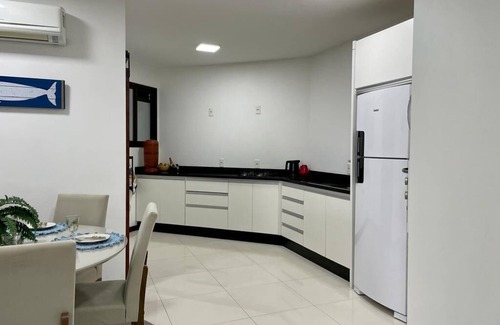 Ingleses Centro Apartment | Apenas 3 Minutos do Mar com Piscina Incrível