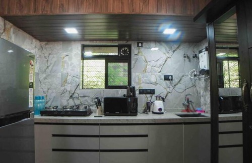 Andheri West Apartment | Ap3. Cozy AC Studio W/ Kitchenette Nr Kokilaben Hosp.