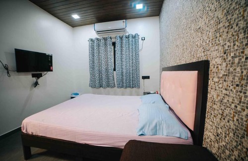 Andheri West Apartment | Ap3. Cozy AC Studio W/ Kitchenette Nr Kokilaben Hosp.