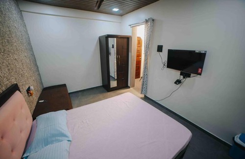 Andheri West Apartment | Ap3. Cozy AC Studio W/ Kitchenette Nr Kokilaben Hosp.