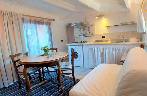 Costa Paradiso House | Apartment "of the violets "in the villa "Refuge of Seagulls"