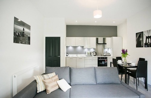 Queens Quarter Apartment | APART 4 (2 BEDROOM SLEEPS 4 ADULTS)