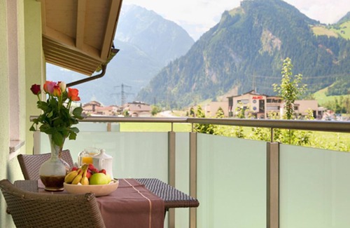 Ramsau im Zillertal Apartment | Apart Heim - sunny balcony - next to ski and hiking bus and the Zillertalbahn