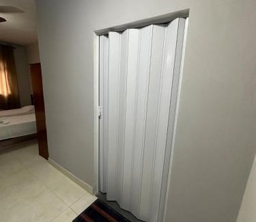 Patos de Minas Apartment | Apartamento 106 - Suíte com ar condicionado
