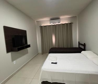 Patos de Minas Apartment | Apartamento 106 - Suíte com ar condicionado